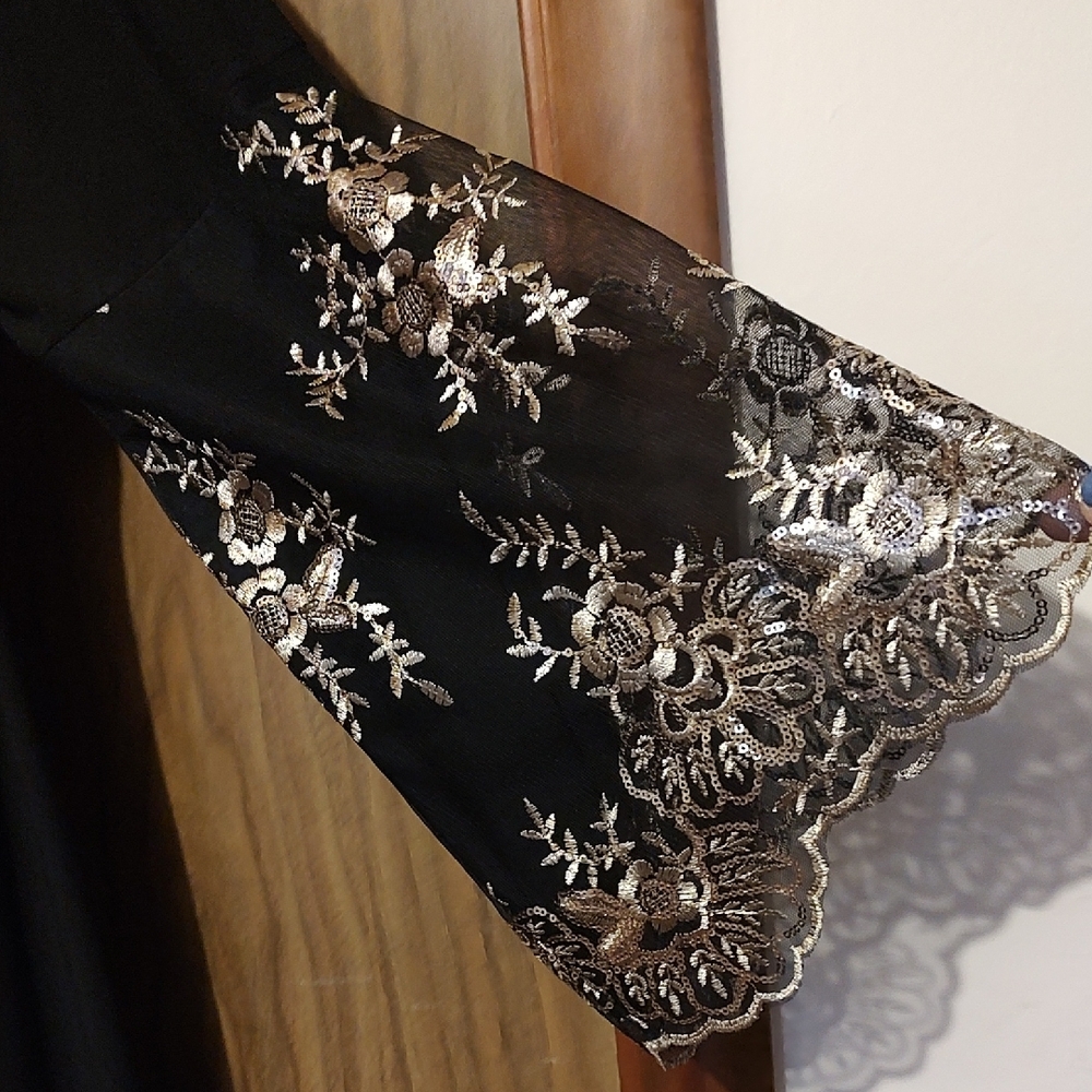 Roz & Ali Black Dress with White Floral Sleeves - Picture 3 of 7